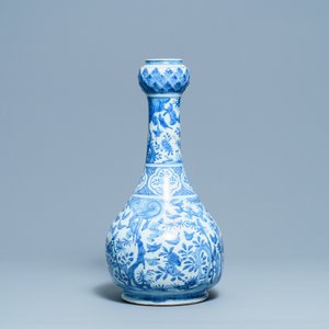 Un grand vases de forme bouteille en porcelaine de Chine en bleu et blanc, Wanli — photo 2
