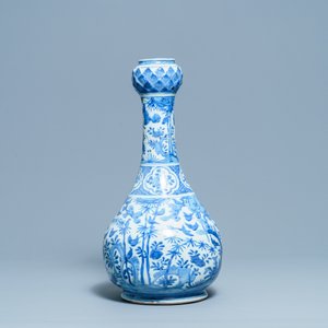 Un grand vases de forme bouteille en porcelaine de Chine en bleu et blanc, Wanli — photo 3