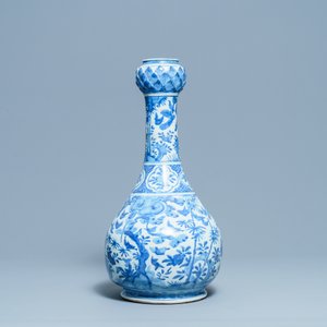 Un grand vases de forme bouteille en porcelaine de Chine en bleu et blanc, Wanli — photo 4