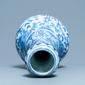 Un grand vases de forme bouteille en porcelaine de Chine en bleu et blanc, Wanli — photo 6