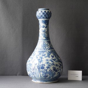 Un grand vases de forme bouteille en porcelaine de Chine en bleu et blanc, Wanli — photo 7