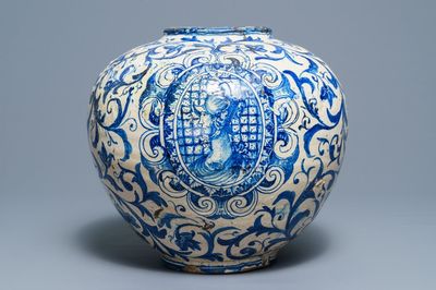Un grand 'vaso a palla' en majolique italienne en bleu et blanc, Caltagirone, 18ème