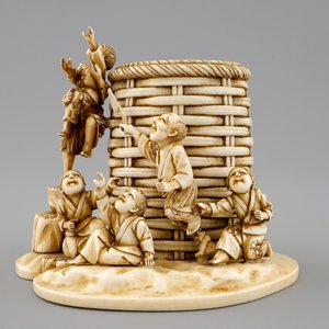 Un groupe au porte pinceaux en ivoire sculpté, Japon, Meiji, 19ème — photo 2