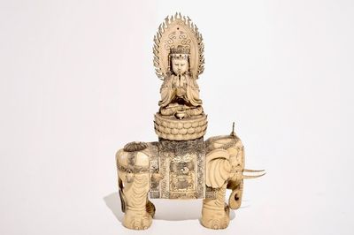 Un groupe de Bouddha assis sur un éléphant en ivoire sculpté, Chine, fin du 19ème