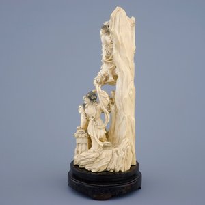 Un groupe de Chang'e avec 2 filles en ivoire sculpté sur socle, Chine, 19/20ème — photo 3