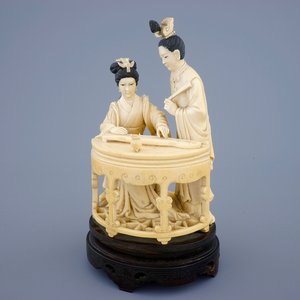 Un groupe de musiciens au qin en ivoire sculpté sur socle en bois, 19ème — photo 1
