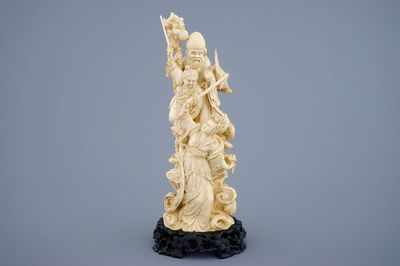 Un groupe d'immortels en ivoire sculpté sur socle en bois sculpté, début du 19ème