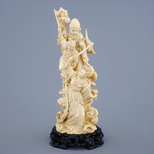 Un groupe d'immortels en ivoire sculpté sur socle en bois sculpté, début du 19ème — photo 1