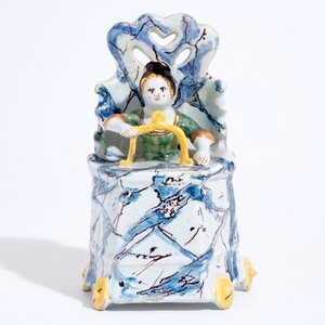 Un groupe d'un enfant assis sur une toilette en faïence de Delft polychrome, 18ème — photo 2