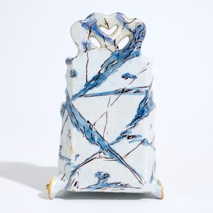 Un groupe d'un enfant assis sur une toilette en faïence de Delft polychrome, 18ème — photo 4