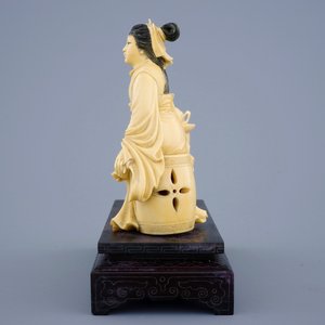 Un groupe d'une dame et un ensemble de thé en ivoire sculpté sur socle en bois, 19ème — photo 2