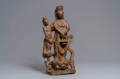 Un groupe d'une Guanyin et serviteur en pierre sculptée, Chine, Ming/Qing