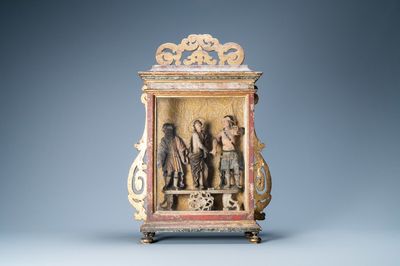 Un groupe en albâtre doré et polychromé représentant la 'Flagellation' dans une vitrine, Italie du Sud, 17ème