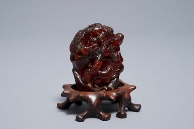 Un groupe en ambre sculpté figurant un tigre, 19/20ème