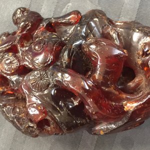 Un groupe en ambre sculpté figurant un tigre, 19/20ème — photo 14