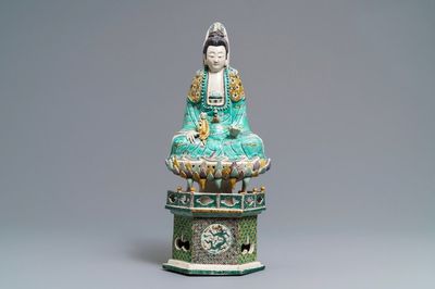 Un groupe en biscuit émaillé vert figurant Guanyin à l'enfant sur trône de lotus, Kangxi