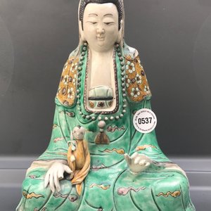 Un groupe en biscuit émaillé vert figurant Guanyin à l'enfant sur trône de lotus, Kangxi — photo 13