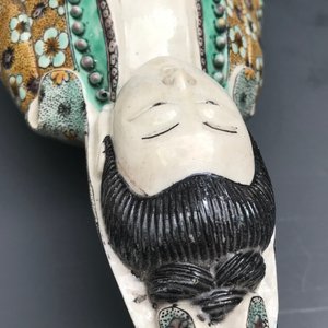 Un groupe en biscuit émaillé vert figurant Guanyin à l'enfant sur trône de lotus, Kangxi — photo 16