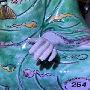 Un groupe en biscuit émaillé vert figurant Guanyin à l'enfant sur trône de lotus, Kangxi — photo 20