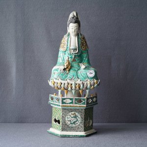 Un groupe en biscuit émaillé vert figurant Guanyin à l'enfant sur trône de lotus, Kangxi — photo 32