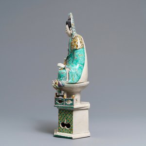 Un groupe en biscuit émaillé vert figurant Guanyin à l'enfant sur trône de lotus, Kangxi — photo 4