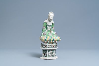 Un groupe en biscuit émaillé vert figurant Guanyin sur trône de lotus, Kangxi