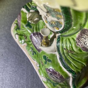 Un groupe en biscuit émaillé vert figurant Guanyin sur trône de lotus, Kangxi — photo 11