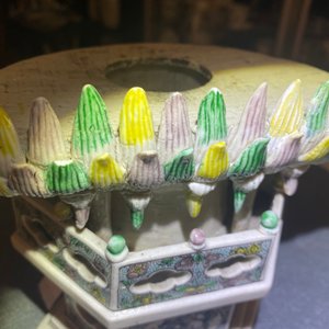 Un groupe en biscuit émaillé vert figurant Guanyin sur trône de lotus, Kangxi — photo 21