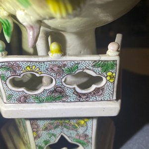 Un groupe en biscuit émaillé vert figurant Guanyin sur trône de lotus, Kangxi — photo 24