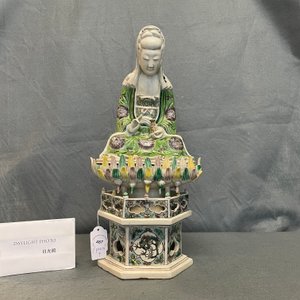 Un groupe en biscuit émaillé vert figurant Guanyin sur trône de lotus, Kangxi — photo 27