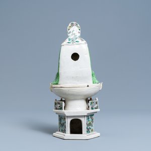Un groupe en biscuit émaillé vert figurant Guanyin sur trône de lotus, Kangxi — photo 4