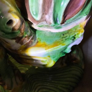 Un groupe en biscuit famille verte de Guanyin sur un trône de lotus, 18ème — photo 14