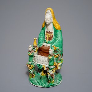 Un groupe en biscuit famille verte de Guanyin sur un trône de lotus, 18ème — photo 7