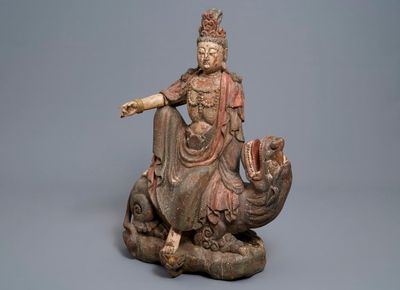 Un groupe en bois polychrome de Guanyin sur un dragon, 18ème