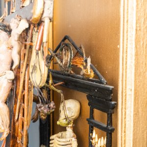 Un groupe en bois polychromé représentant le Golgotha avec tous les instruments de la Passion en vitrine, France ou Italie, 18ème — photo 10