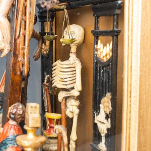 Un groupe en bois polychromé représentant le Golgotha avec tous les instruments de la Passion en vitrine, France ou Italie, 18ème — photo 11