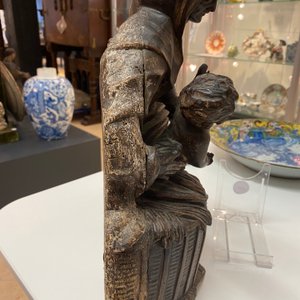 Un groupe en bois sculpté et patiné figurant Sainte Anne et l’Enfant Jésus sur un base inscrit, vers 1540 — photo 12