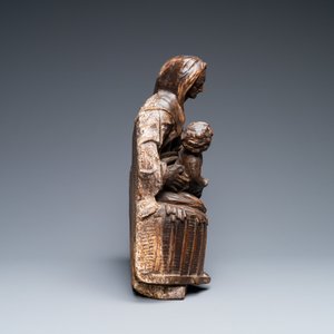 Un groupe en bois sculpté et patiné figurant Sainte Anne et l’Enfant Jésus sur un base inscrit, vers 1540 — photo 4