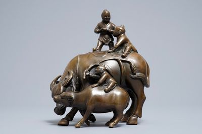 Un groupe en bronze de trois garçons sur deux buffles, Chine, 19ème