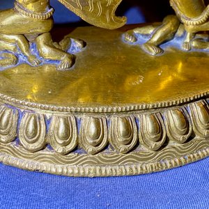 Un groupe en bronze doré figurant Mahakala et Yab-Yum en bronze doré, Sino-Tibet, 19ème — photo 20