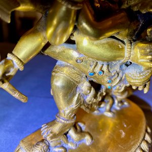Un groupe en bronze doré figurant Mahakala et Yab-Yum en bronze doré, Sino-Tibet, 19ème — photo 9