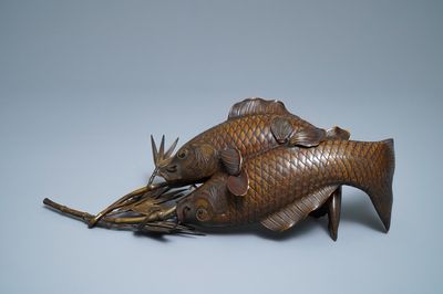 Un groupe en bronze figurant deux carpes koï, Meiji, 19ème