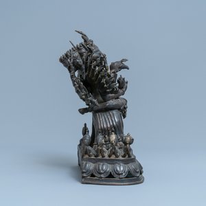 Un groupe en bronze figurant Mahakala et Yab-Yum, Tibet, 19ème — photo 3