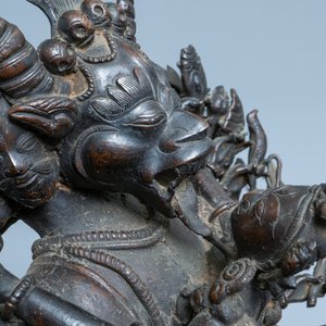Un groupe en bronze figurant Mahakala et Yab-Yum, Tibet, 19ème — photo 9