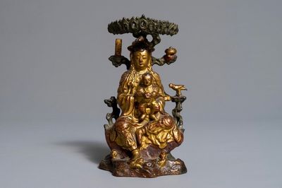 Un groupe en bronze laqué et doré figurant Guanyin à l'enfant, Chine, 18ème