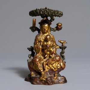 Un groupe en bronze laqué et doré figurant Guanyin à l'enfant, Chine, 18ème — photo 1