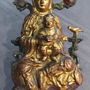 Un groupe en bronze laqué et doré figurant Guanyin à l'enfant, Chine, 18ème — photo 8