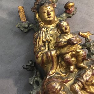 Un groupe en bronze laqué et doré figurant Guanyin à l'enfant, Chine, 18ème — photo 10