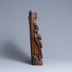 Un groupe en chêne sculpté représentant la consécration d'un évêque, Nord de la France, vers 1500 — photo 3