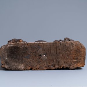 Un groupe en chêne sculpté représentant la consécration d'un évêque, Nord de la France, vers 1500 — photo 6